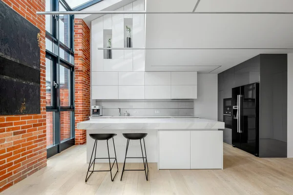 Cucina Stile Loft Appartamento Con Mobili Bianchi Muro Mattoni Grande — Foto Stock