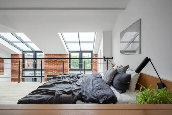 Einfaches Schlafzimmer Zwischengeschoss Loft Stil Mit Großen Fenstern Und Rotem — Stockfoto