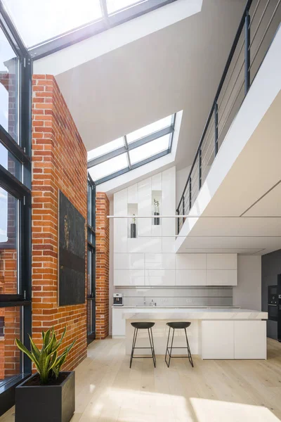 Superbes Grandes Fenêtres Dans Appartement Style Loft Avec Cuisine Spacieuse — Photo