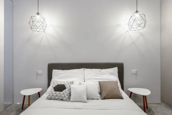 Современная Спальня Двуспальной Кроватью Двумя Тумбочками Двумя Кулонами — стоковое фото