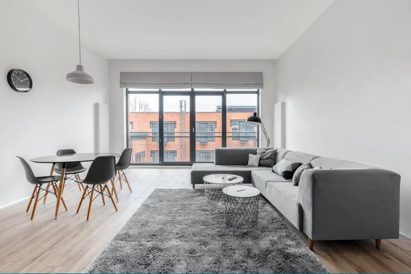 Modernes Wohnzimmer Mit Fensterwand — Stockfoto