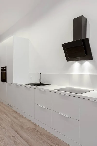 Stilvolle Schwarz Weiße Küche Mit Holzboden Und Schöner Led Beleuchtung — Stockfoto
