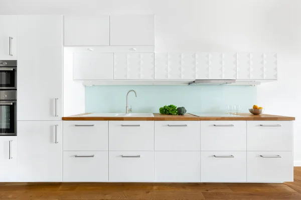 Moderne Küche Mit Weißen Schränken Und Schubladen Und Holzarbeitsplatte Und — Stockfoto