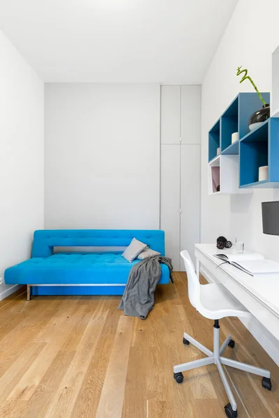 Interior Simple Oficina Casa Con Escritorio Blanco Silla Sofá Azul — Foto de Stock