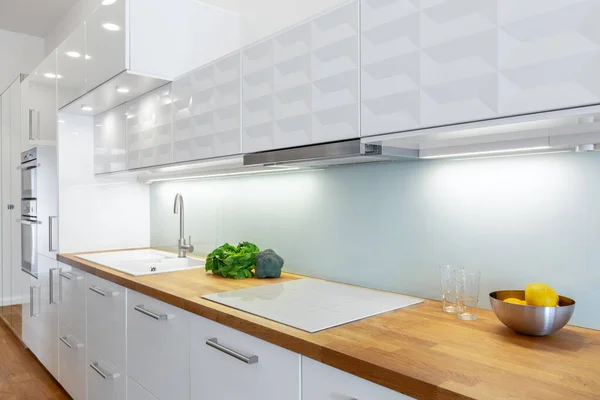 Elegante Cocina Con Muebles Blancos Encimera Madera Suelo Luces Led — Foto de Stock