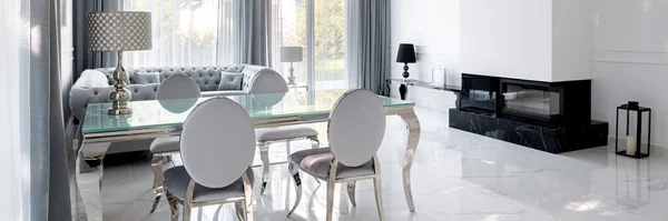 Panorama Elegante Glamoroso Salón Con Vidrio Comedor Lujo Chimenea Sofá —  Fotos de Stock