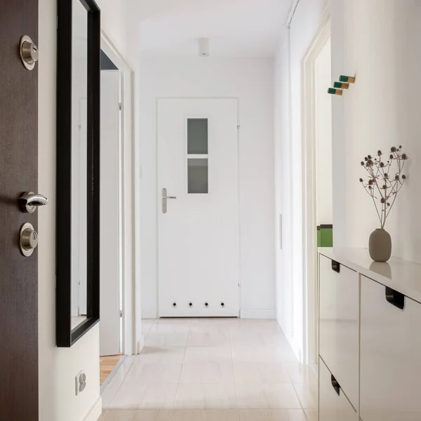 Einfacher Und Heller Hausflur Mit Spiegel Dunklem Rahmen Weißen Wänden — Stockfoto