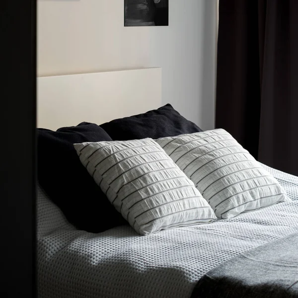 Primo Piano Letto Comodo Semplice Con Lenzuola Bianco Nero — Foto Stock