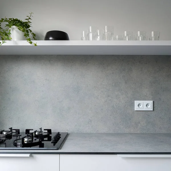 现代厨房的特写镜头 配有白色碗橱 灰色台面和灰色墙壁 — 图库照片