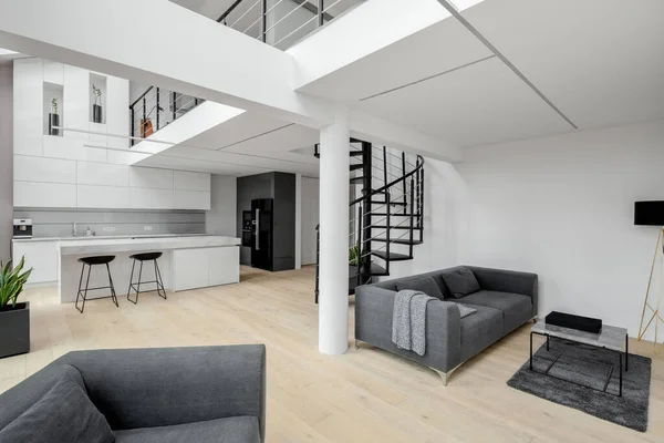 雅致的厨房和现代客厅 白色公寓 有夹层和时髦的黑色楼梯 — 图库照片