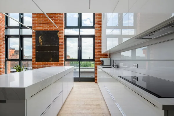 Элегантная Белая Кухня Мансардной Квартире Большими Окнами Красными Стенами — стоковое фото