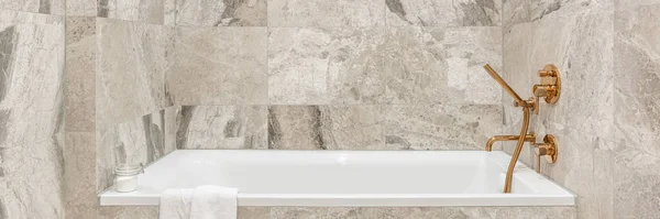 Panorama Elegante Bañera Blanca Baño Con Azulejos Mármol Beige Grifo —  Fotos de Stock