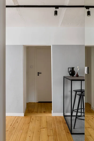 Apartamento Con Madera Pino Suelo Mesa Negra Con Sillas Negras — Foto de Stock