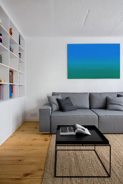 Stilvolles Wohnzimmer Mit Kiefernholz Auf Dem Boden Grauem Sofa Schwarzem — Stockfoto