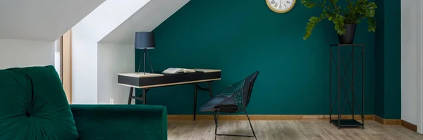 Panorama Elegante Habitación Ático Con Verde Esmeralda Pared Sofá Con —  Fotos de Stock