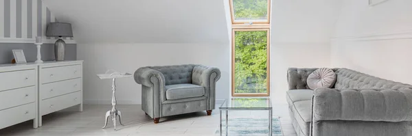 Panorama Blanco Salón Ático Con Ventana Sofá Acolchado Gris Sillón —  Fotos de Stock