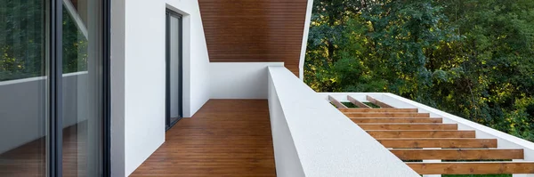 Panorama Domu Eleganckim Tarasem Drewnianą Podłogą Sufitem Białymi Ścianami Dużymi — Zdjęcie stockowe