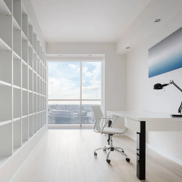 Semplice Sala Home Office Bianco Con Grande Libreria Scrivania Con — Foto Stock