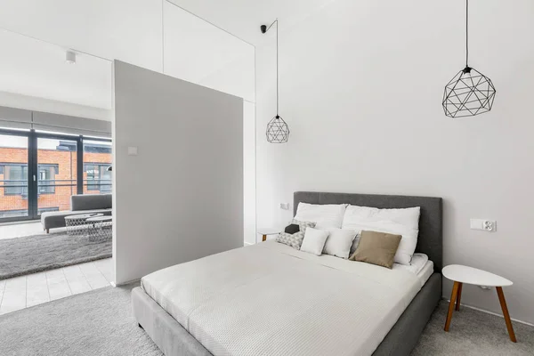 Двуспальная Удобная Кровать Спальне Декоративной Белой Стеклянной Стеной Рядом Гостиной — стоковое фото