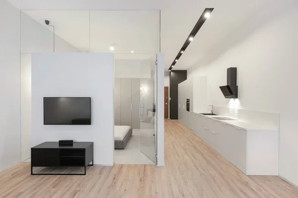 Stilvolles Apartment Interieur Mit Küchenbereich Fernseher Und Schlafzimmer Hinter Dekorativer — Stockfoto