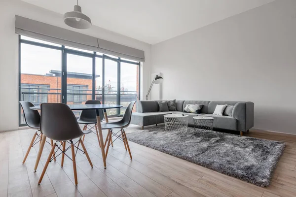 Stilvolles Wohnzimmer Mit Sofa Und Couchtisch Auf Flauschigem Teppich Und — Stockfoto