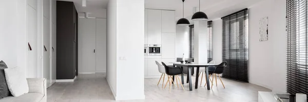 Panorama Espacioso Apartamento Blanco Negro Con Muchas Ventanas Con Persianas —  Fotos de Stock