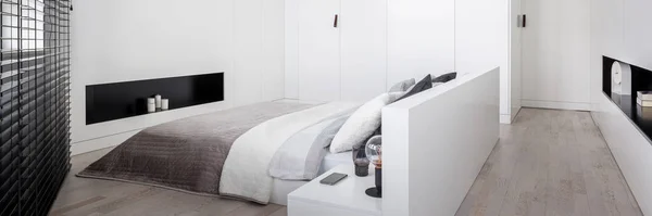 Панорама Простої Білої Спальні Білими Стінами Шафою Біла Рама Двоспальне — стокове фото