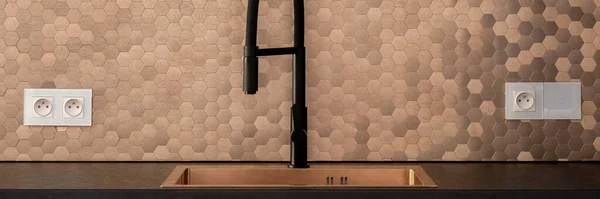 Панорама Стильной Золотой Кухонной Раковины Шестиугольной Плитки Стен Современного Черного — стоковое фото
