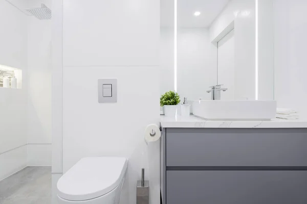 Piccolo Bagno Bianco Con Doccia Lavabo Semplice Cassettiera Grigia — Foto Stock