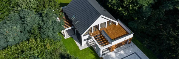 Drone Uitzicht Moderne Elegante Huis Buitenkant Groen Bos Panorama — Stockfoto