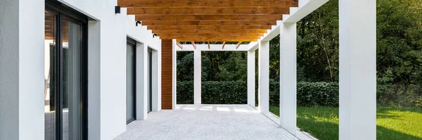 Panorama Véranda Maison Moderne Avec Plafond Partir Poutres Bois Sol — Photo