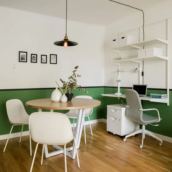 Kleine Wohnung Mit Esstisch Und Stühlen Und Home Office Mit — Stockfoto