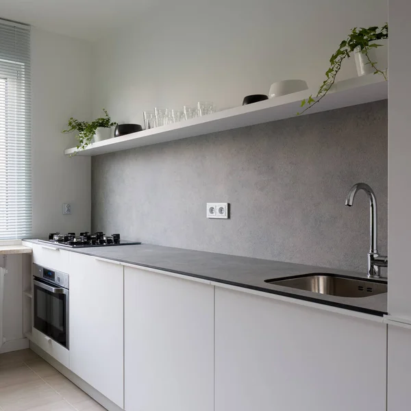 Einfache Und Helle Küche Mit Grauer Arbeitsplatte Und Backsplash Und — Stockfoto