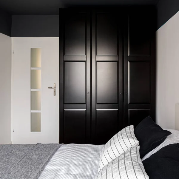 Stílusos Fekete Szekrény Egyszerű Hálószoba Nagy Ággyal Fehér Falak Fekete — Stock Fotó