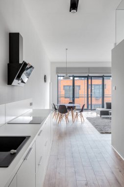 Geniş bir daire, büyük bir pencere ve mutfağı var. Yemek salonu ve oturma odası açık.