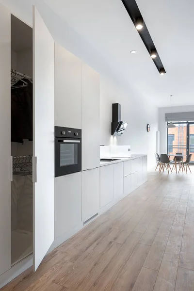 Moderna Cozinha Mobiliário Branco Área Corredor Com Roupeiro Branco Piso — Fotografia de Stock