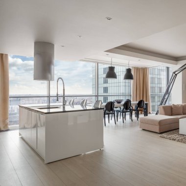 Büyük ve modern mutfak adası ve yemek salonu şehir manzaralı lüks bir apartman dairesine açıktır.