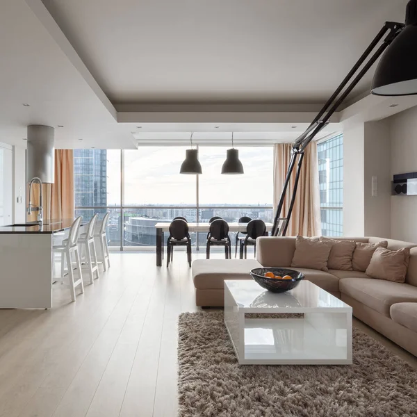 Luxe Appartement Met Raamwand Met Uitzicht Elegant Meubilair Woonkamer Keuken — Stockfoto