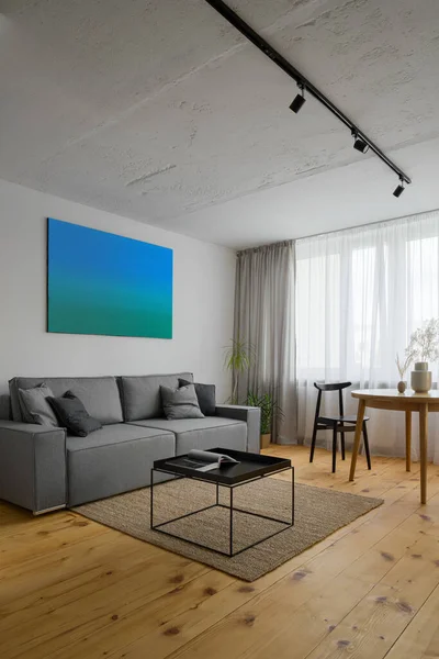 Stilvolles Wohnzimmer Mit Sichtbeton Der Decke Natürlichem Kiefernholz Boden Und — Stockfoto