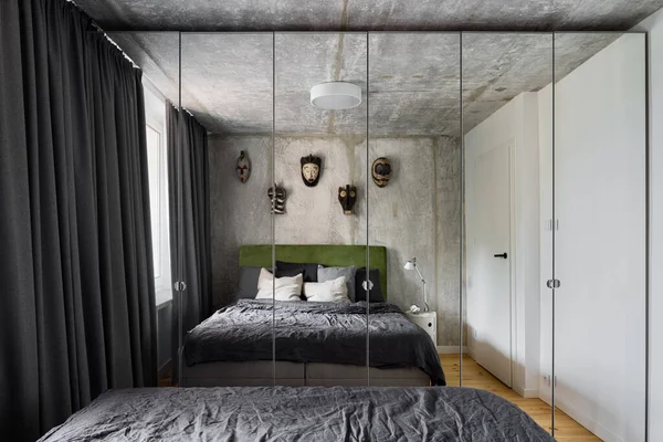 Dormitorio Diseño Moderno Con Armario Espejo Hormigón Visto Las Paredes — Foto de Stock