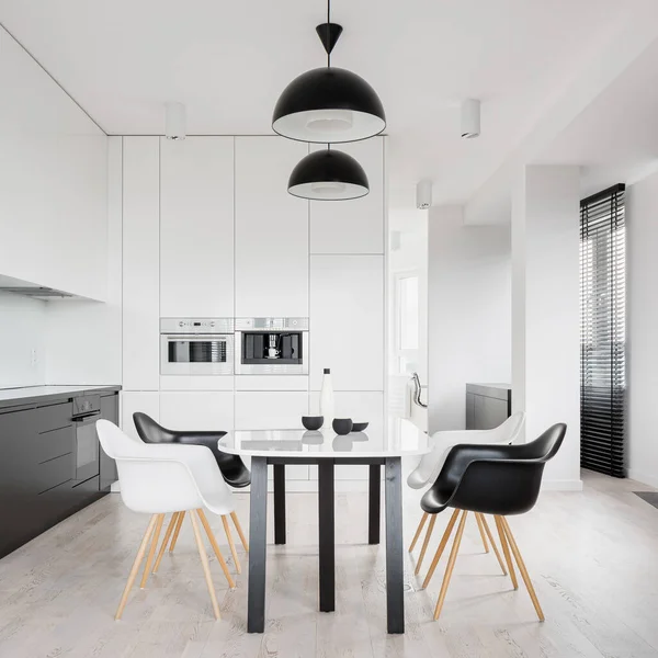 Geräumige Schwarz Weiße Kücheneinrichtung Mit Esstisch Und Vier Stühlen Unter — Stockfoto