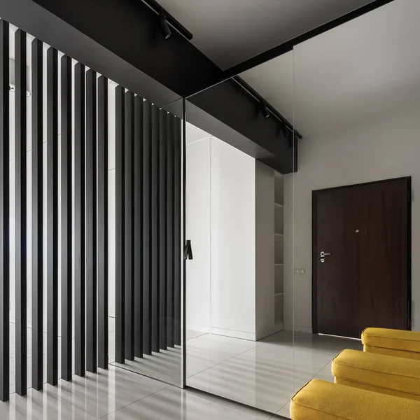 典雅时尚的公寓走廊 衣橱在镜子墙后面 装饰着黑色垂直板 — 图库照片