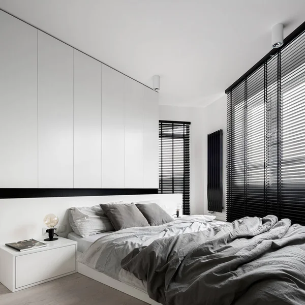 Stylish Bedroom White Furniture Big Bed Many Windows Black Blinds — Stock Photo, Image