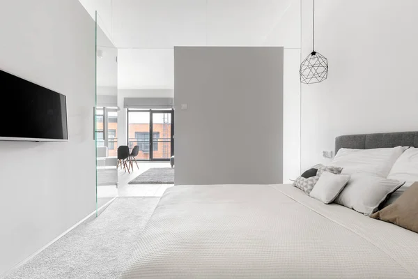 Светлая Современная Спальня Большой Удобной Кроватью Белыми Серыми Стенами Стеклянной — стоковое фото