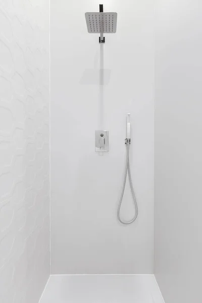 Moderne Und Elegante Dusche Mit Weißen Sechseckigen Fliesen Und Silbernen — Stockfoto