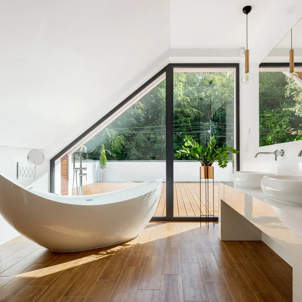 有豪华浴缸 木制地板和宽敞阳台大窗户的专用阁楼浴室 — 图库照片