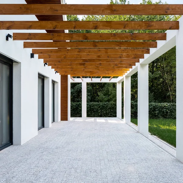 Vigas Madeira Teto Terraço Moderna Casa Branca Exterior — Fotografia de Stock