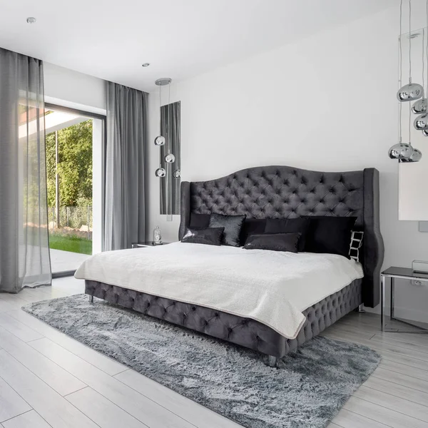 King Size Graues Und Gestepptes Bett Glamourösen Schlafzimmer Mit Großem — Stockfoto