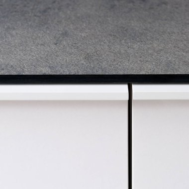 Mimari detaylara yakın çekim, mutfak beyaz dolap kapısı ve gri tezgah.