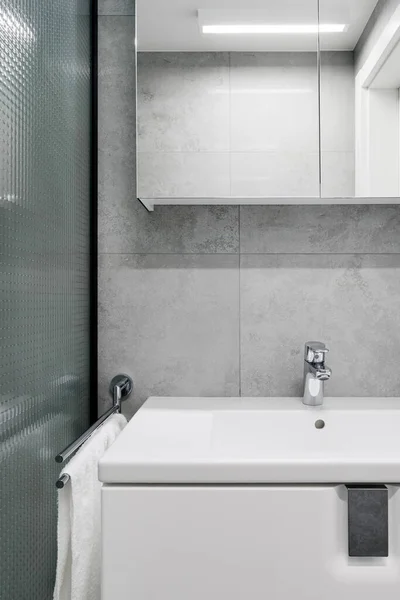 Элегантная Ванная Комната Простой Раковиной Шкаф Зеркалом Современное Армированное Стекло — стоковое фото